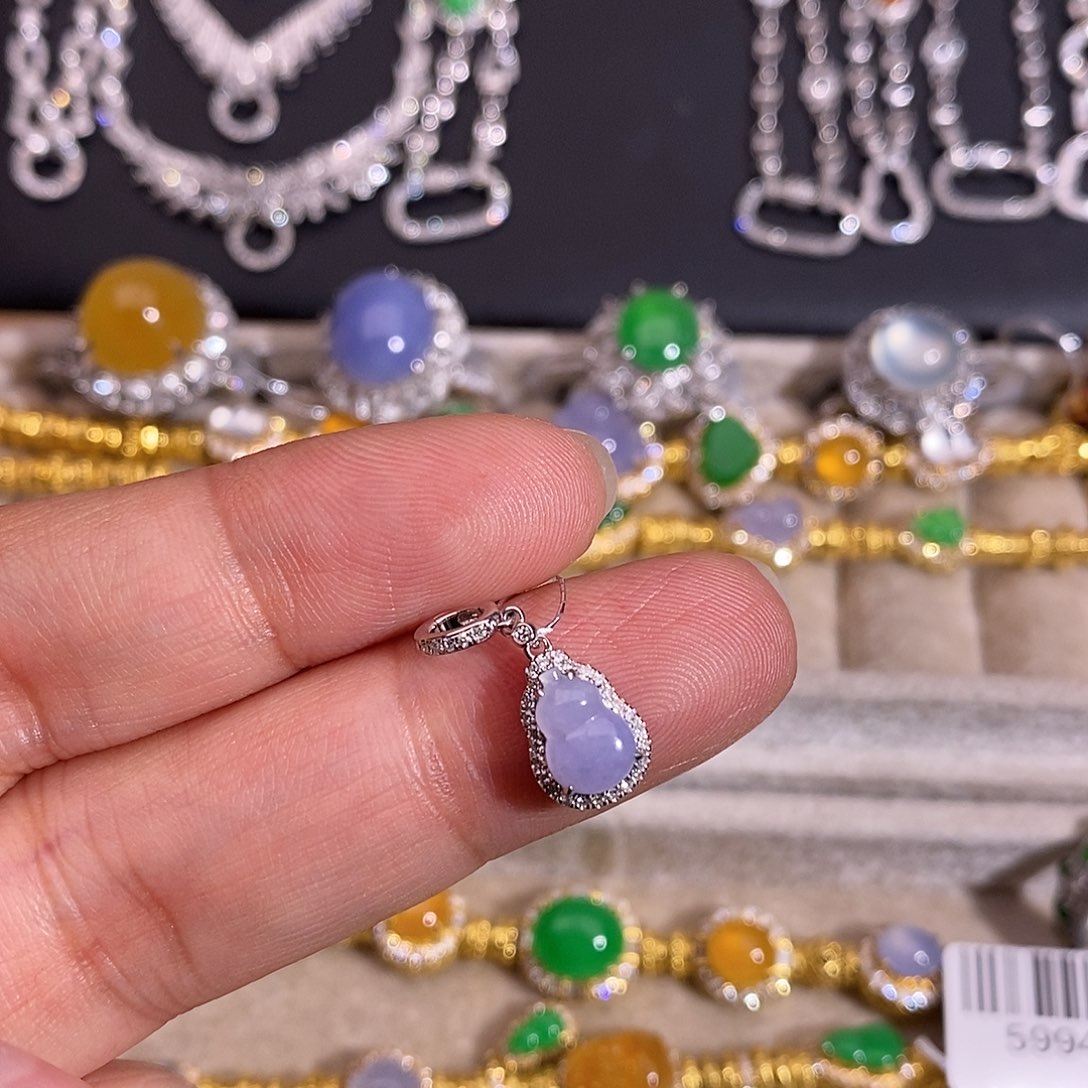 翡翠18K金镶嵌颈饰