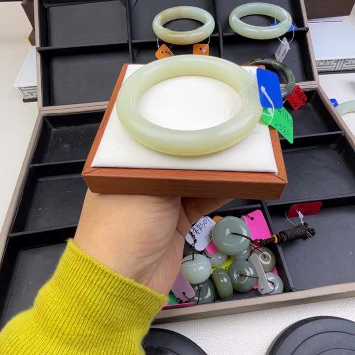 未镶嵌手镯和田玉七月