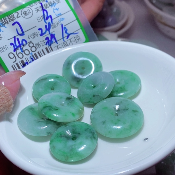 丁***）翡翠未镶嵌颈饰我