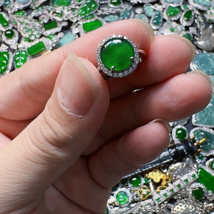 翡翠颈饰未镶嵌天然A货翡翠放漏