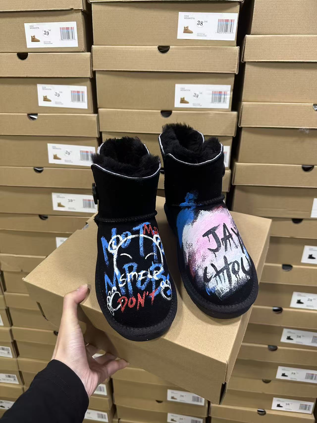 冬季新款原创手绘街头风涂鸦AB款中筒时尚雪地靴嘻哈风原皮原毛