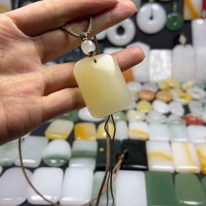 加***带石英质玉（金丝玉）未镶嵌颈饰