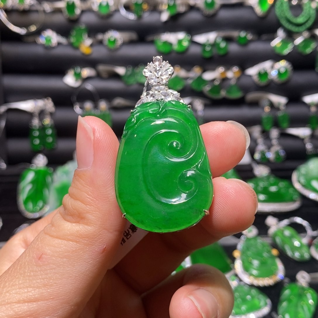 翡翠颈饰18K金镶嵌天然翡翠