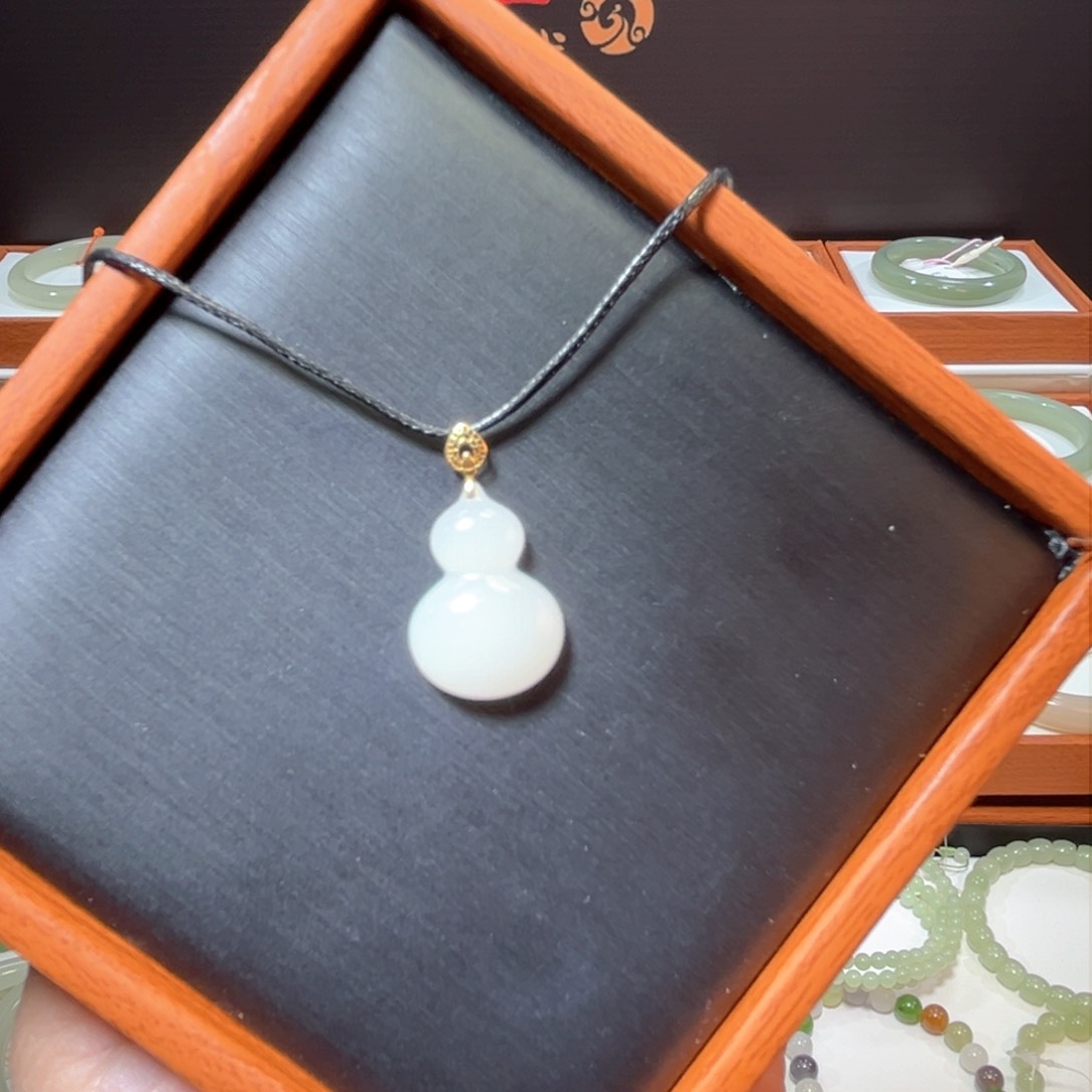 和田玉颈饰18K金镶嵌