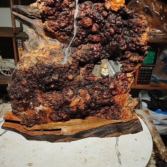 松木51北沉香琥珀木天然造型山水摆件。