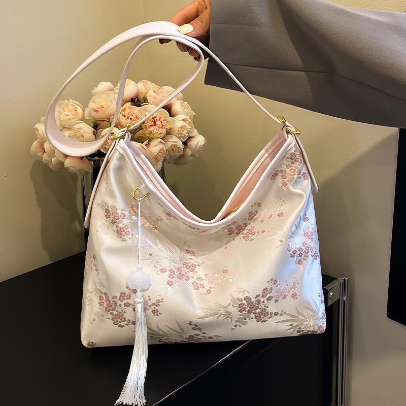 新中式国风包包女式2024新款休闲单肩包大容量水桶包夏天通勤潮包