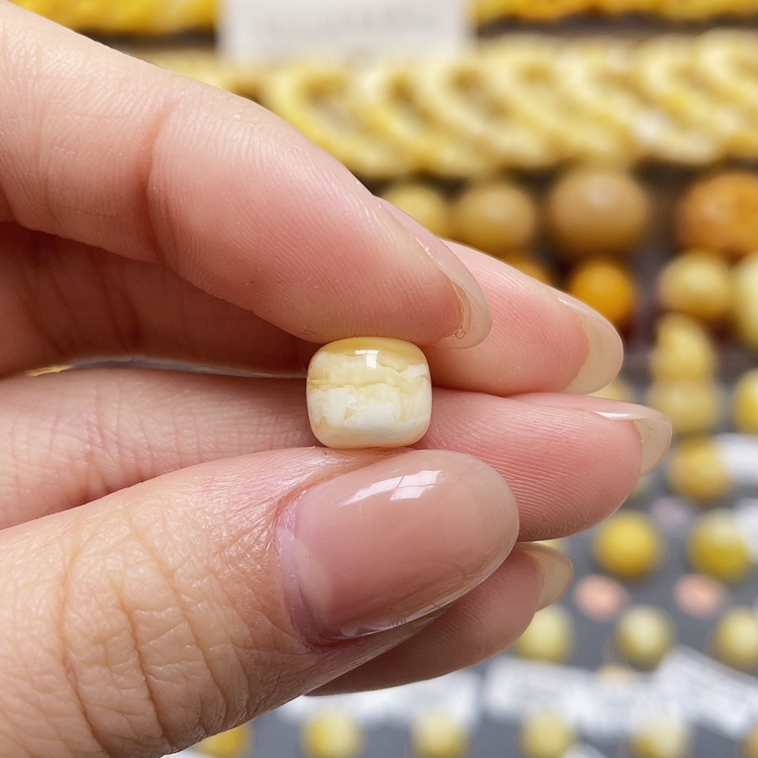 琥珀裸石未镶嵌蜜蜡老型8.9*7.9mm微瑕