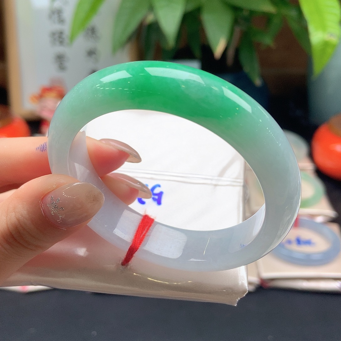 翡翠未镶嵌手镯飘阳绿31号