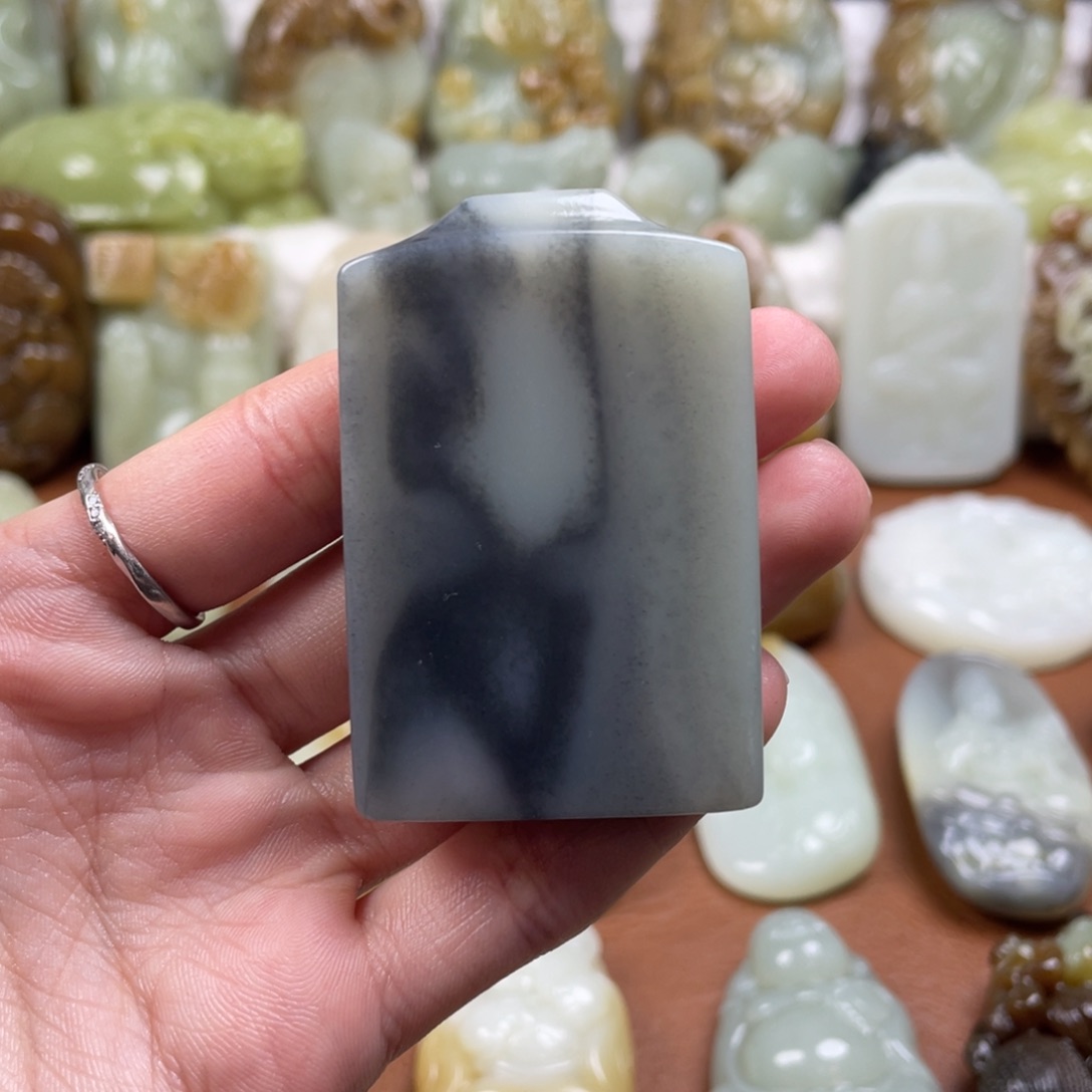 白***菲和田玉未镶嵌颈饰