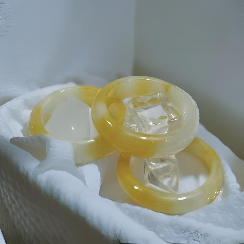 天然A货翡翠戒指白底飘黄