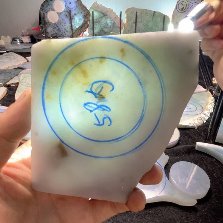 曲***花定制翡翠未镶嵌手镯