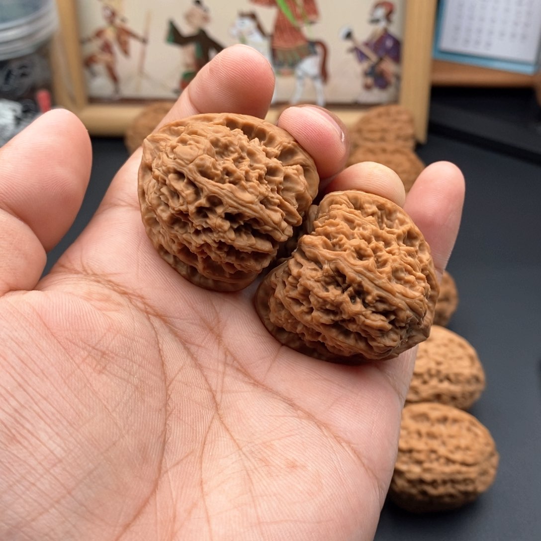 文玩核桃把件好运南将石文玩核桃