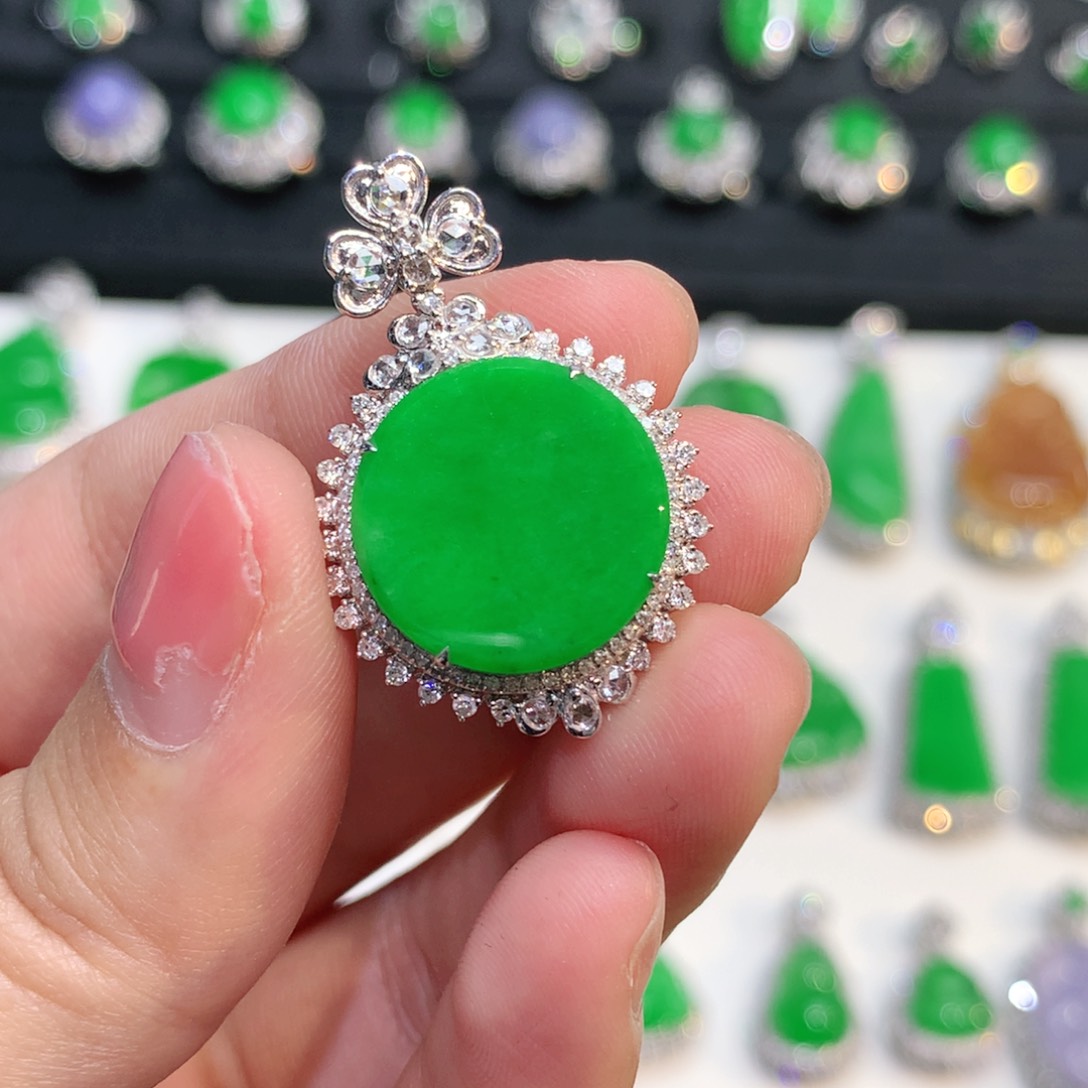 翡翠18K金镶嵌颈饰翡翠