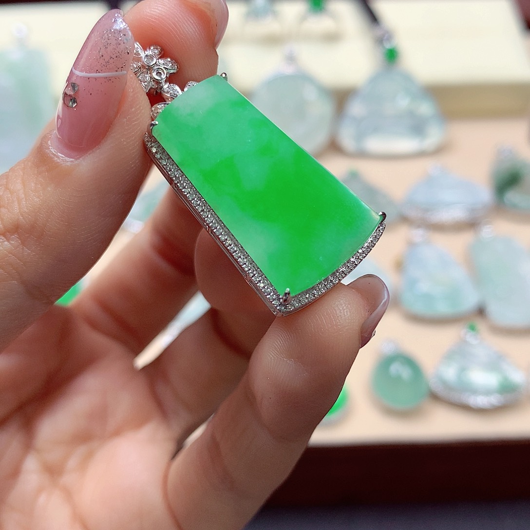 翡翠颈饰18K金镶嵌C**.翡翠