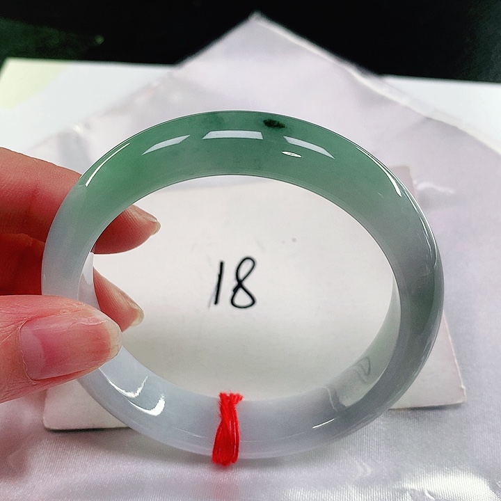 翡翠手镯未镶嵌翡翠手镯未镶嵌