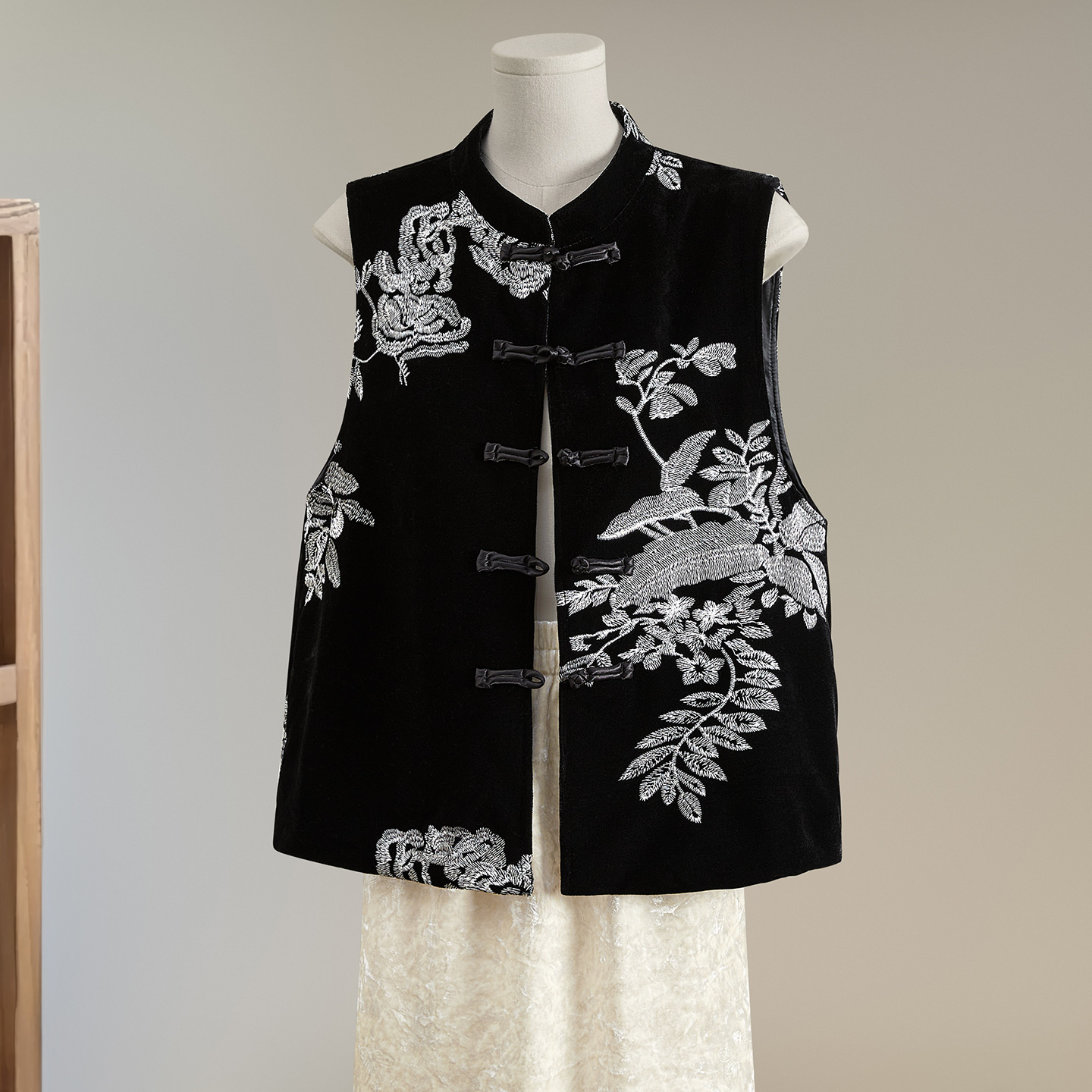 她池2025秋装新款女装新中式刺绣马甲立领宽松款马夹T53X3977J