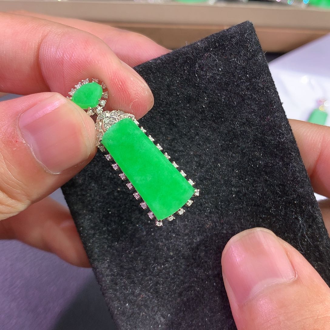 翡翠吊坠(赠链)18K金镶嵌