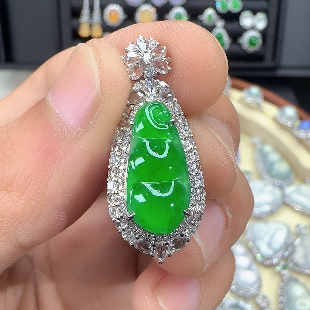 m***y翡翠18K金镶嵌颈饰