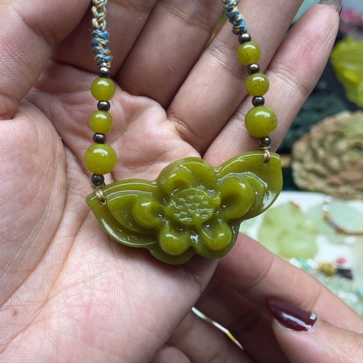 蛇纹石玉未镶嵌颈饰