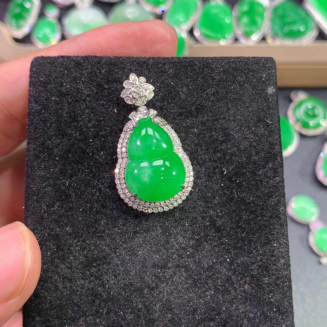 翡翠吊坠(赠链)18K金镶嵌
