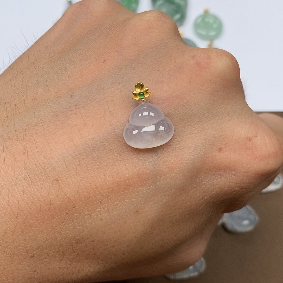 翡翠18K金镶嵌颈饰葫芦