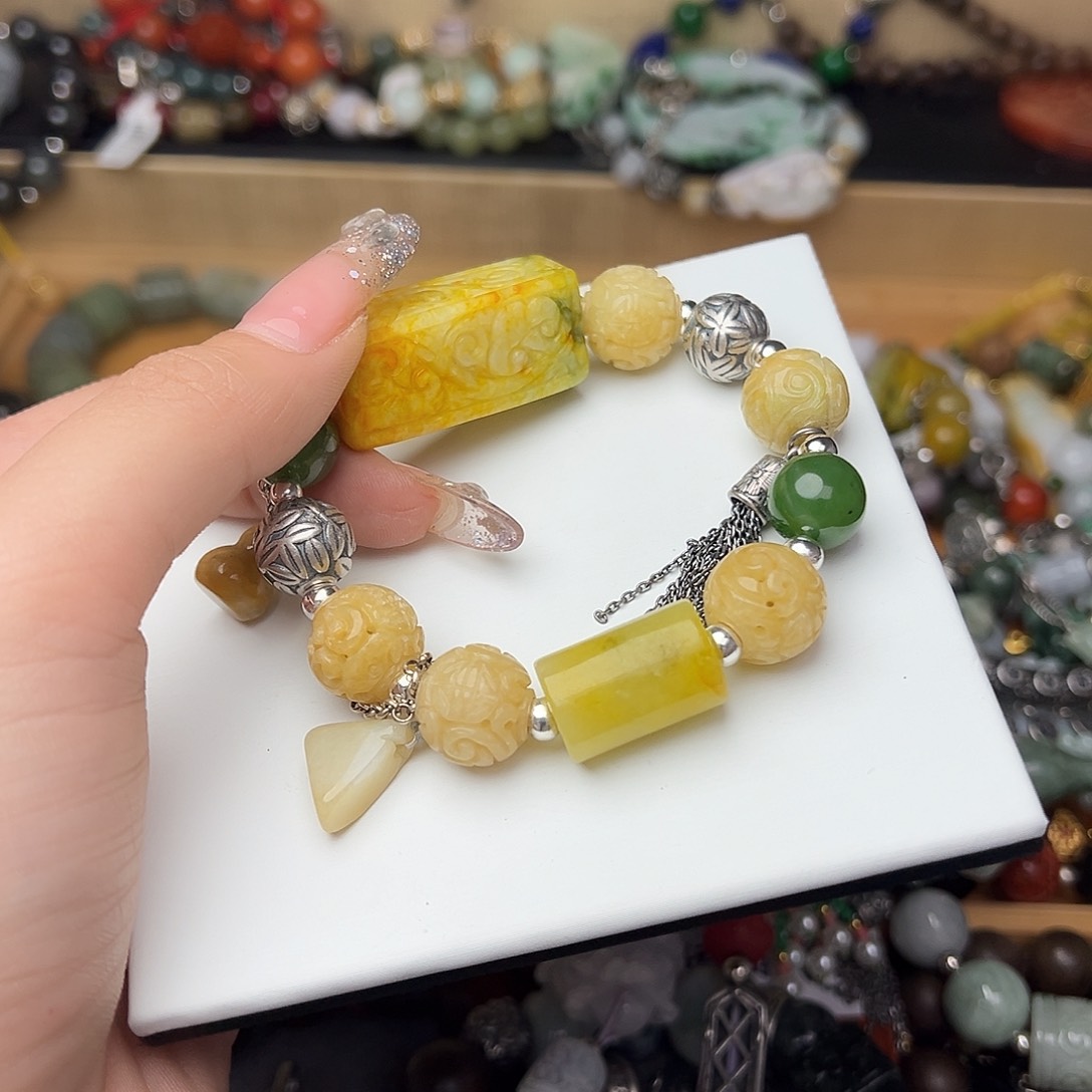 翡翠颈饰未镶嵌田****.