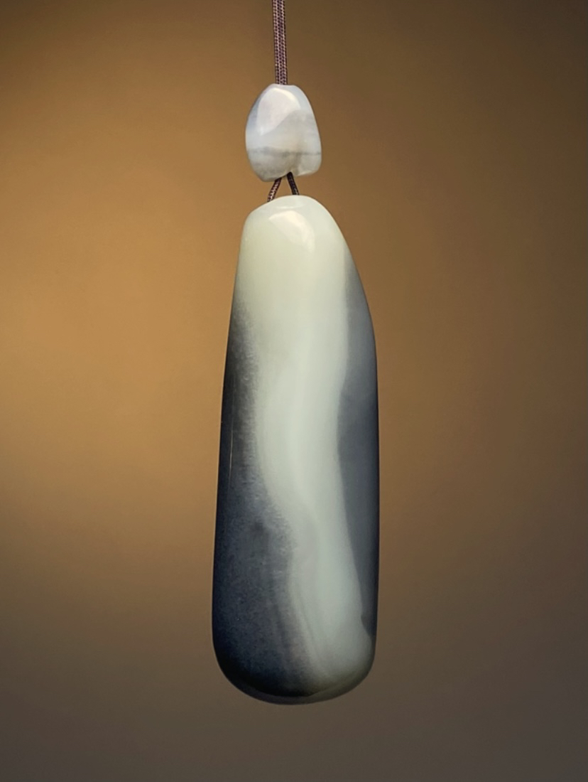 和田玉青花《石来运转》有意境 超油超细超润 尺寸52*17*14㎜重24克