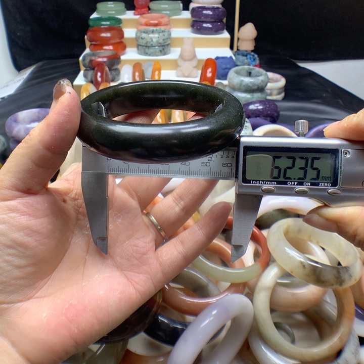 未镶嵌手镯石英质玉