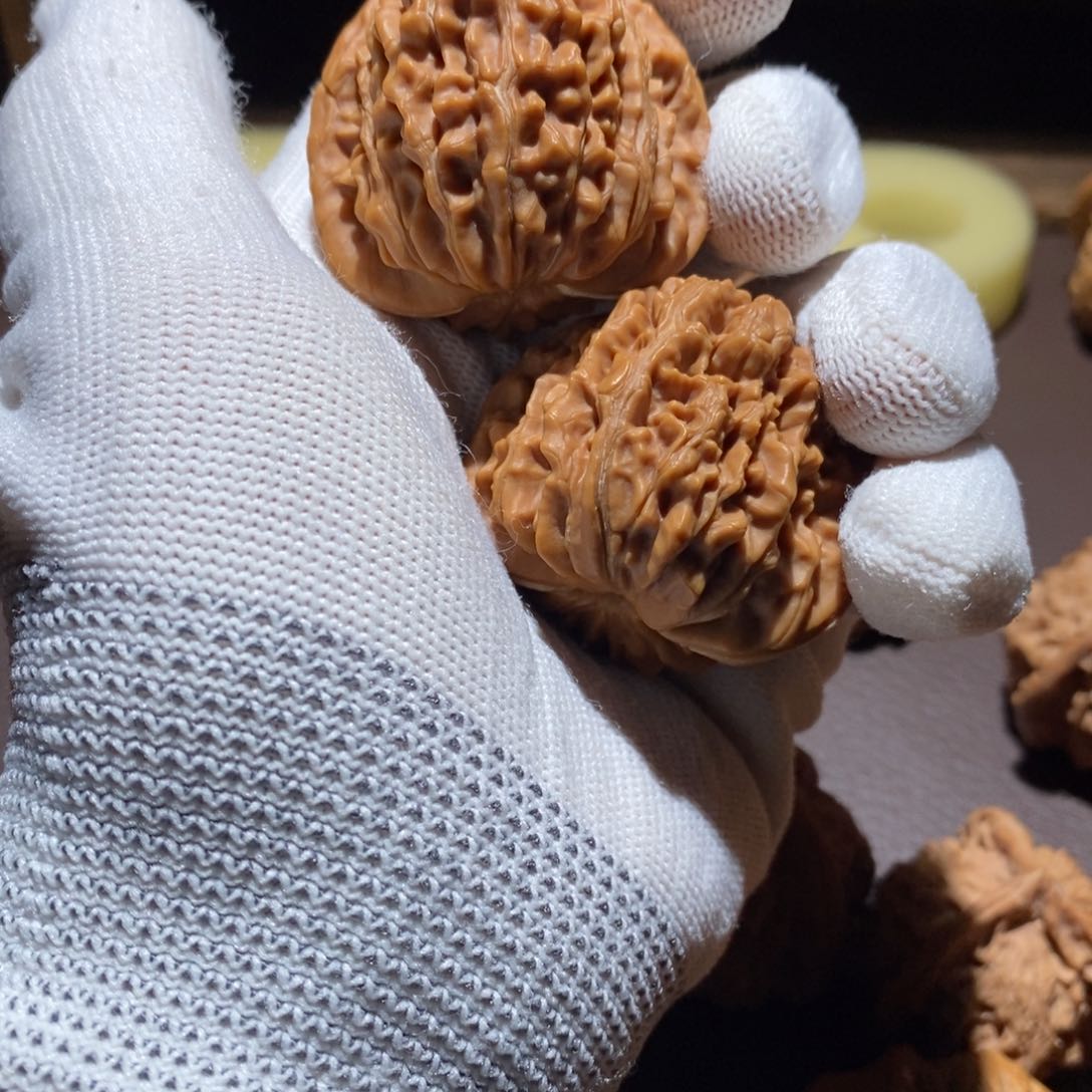 文玩核桃吊坠L****?山地楼