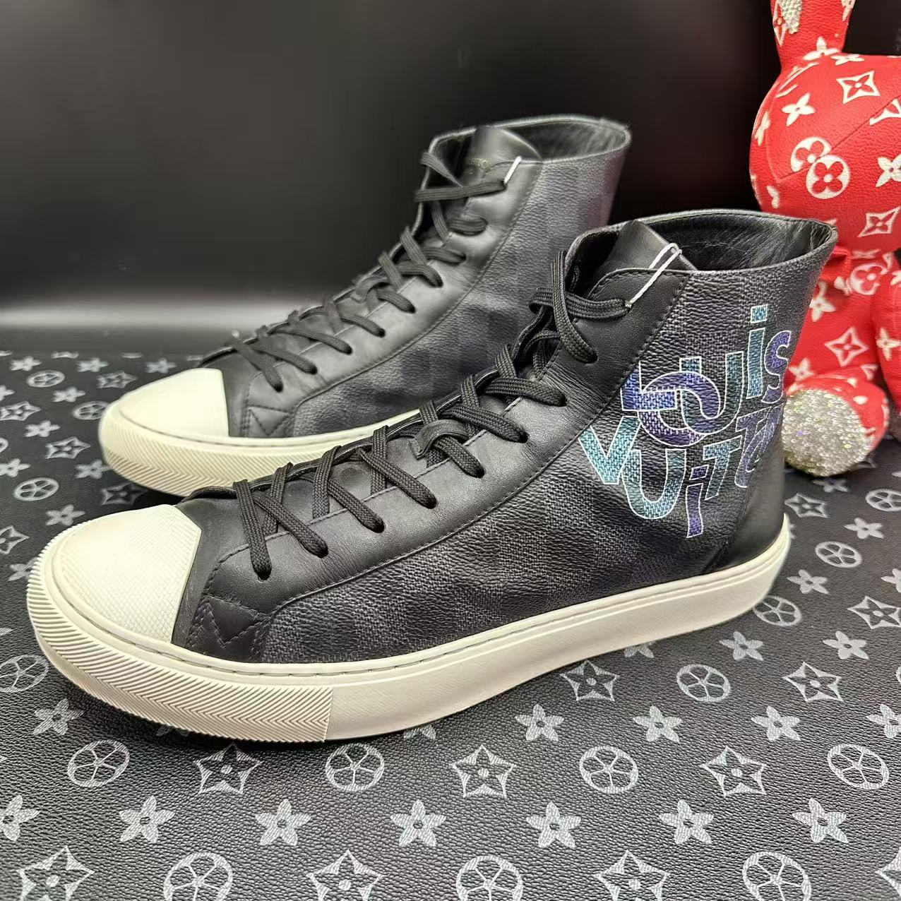95新 LouisVuitton/路易威登 黑色棋盘格休闲高帮板鞋42欧码lz483