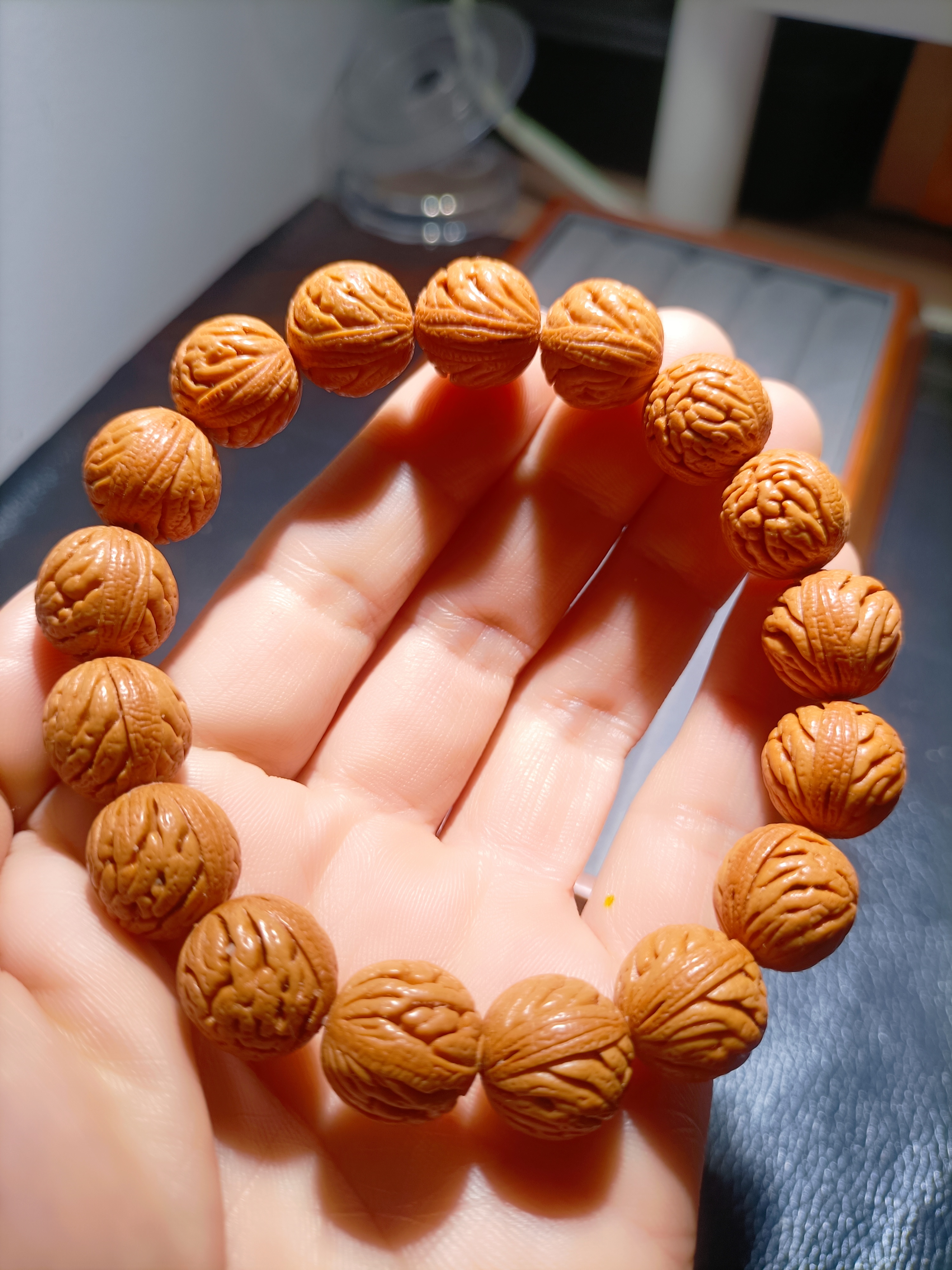 龙纹桃核绣球单圈手串