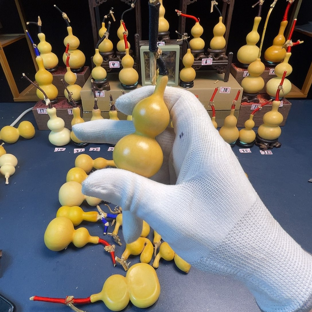 是***由大叶紫檀（黑酸枝木类）