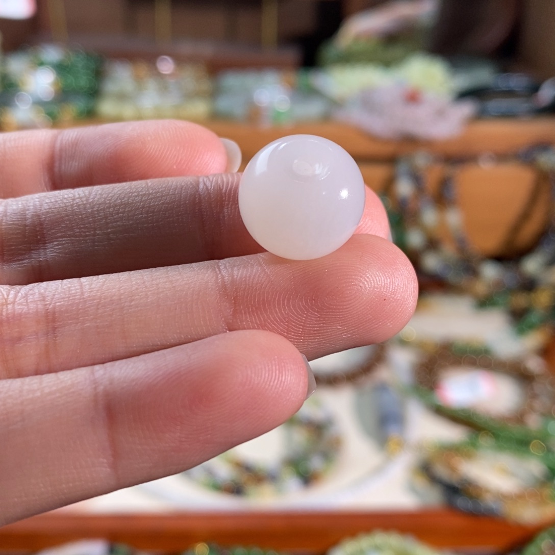 殷***儿和田玉未镶嵌颈饰