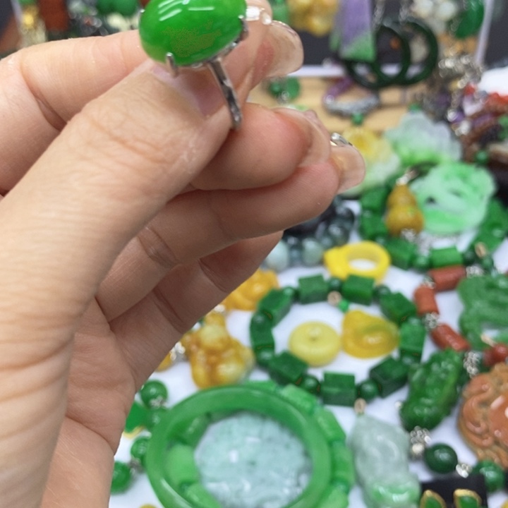 翡翠未镶嵌颈饰戒指32