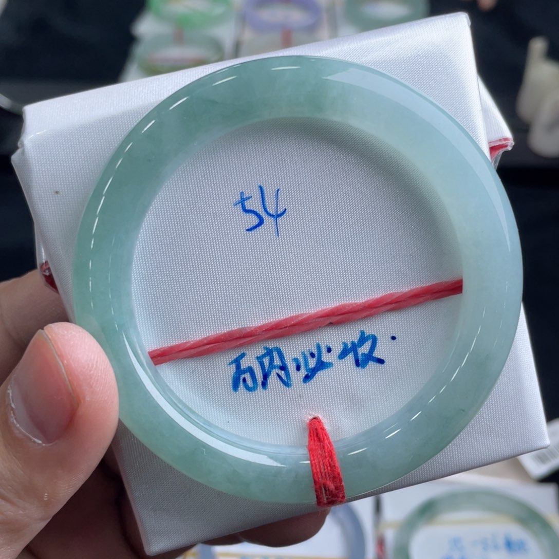 翡翠手镯未镶嵌翡翠手镯