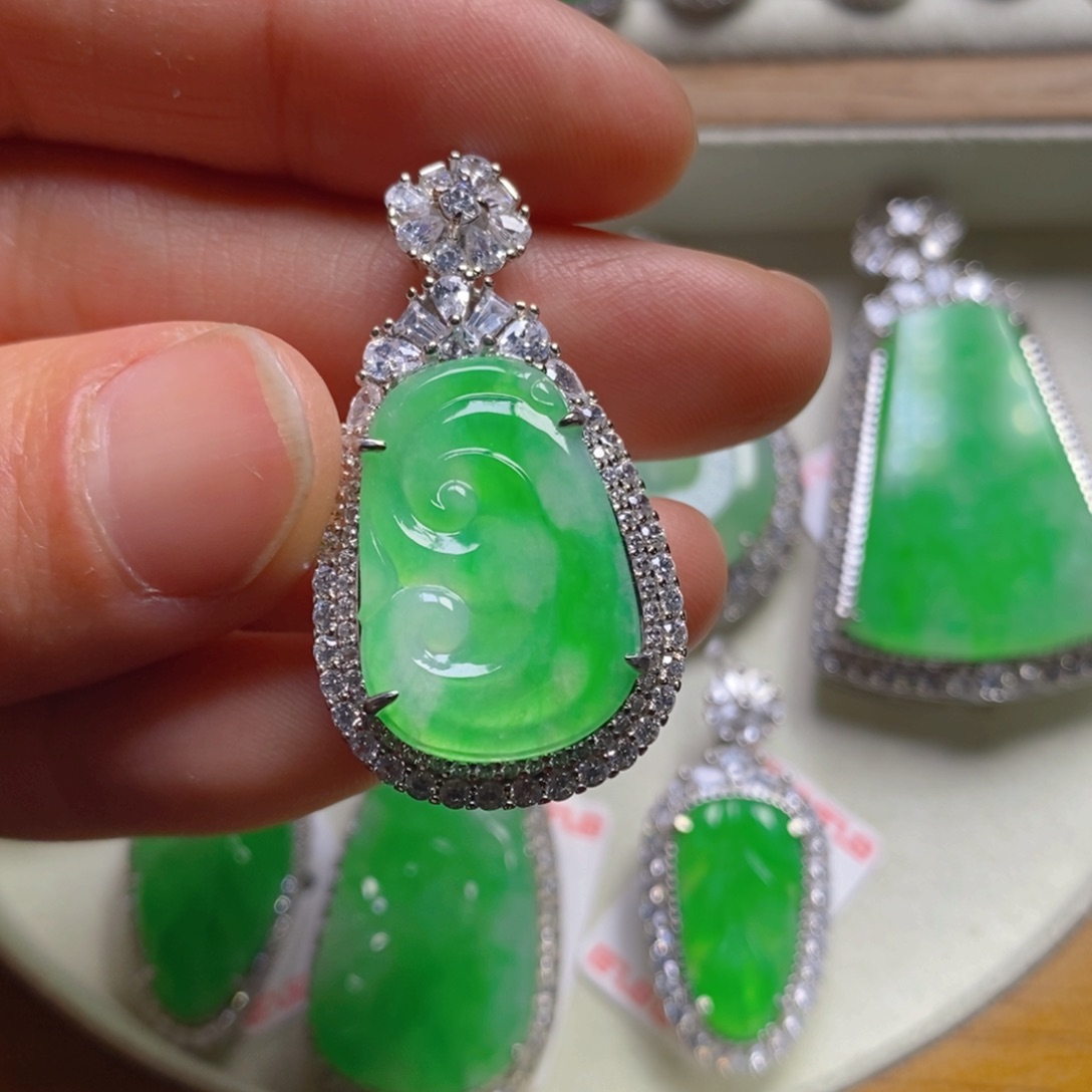 翡翠颈饰银S925镶嵌如意吊坠