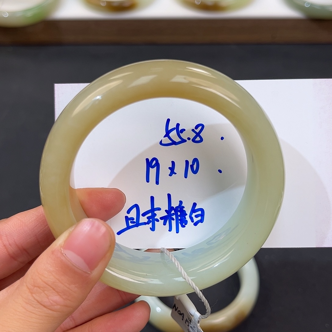 白***姐和田玉未镶嵌手镯