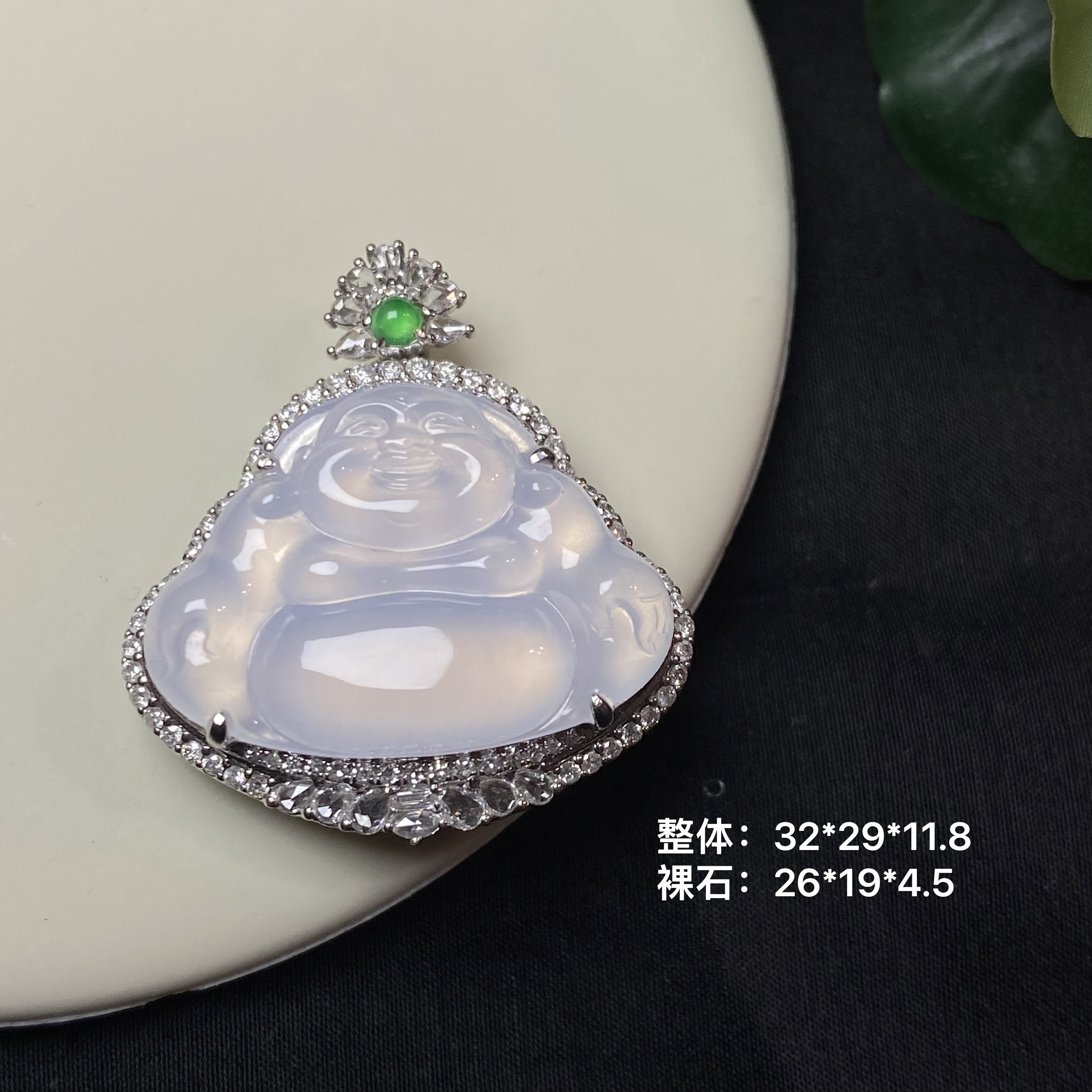 18K金镶嵌翡翠冰种茅台白佛公吊坠，水润细腻，一刀切上身白净