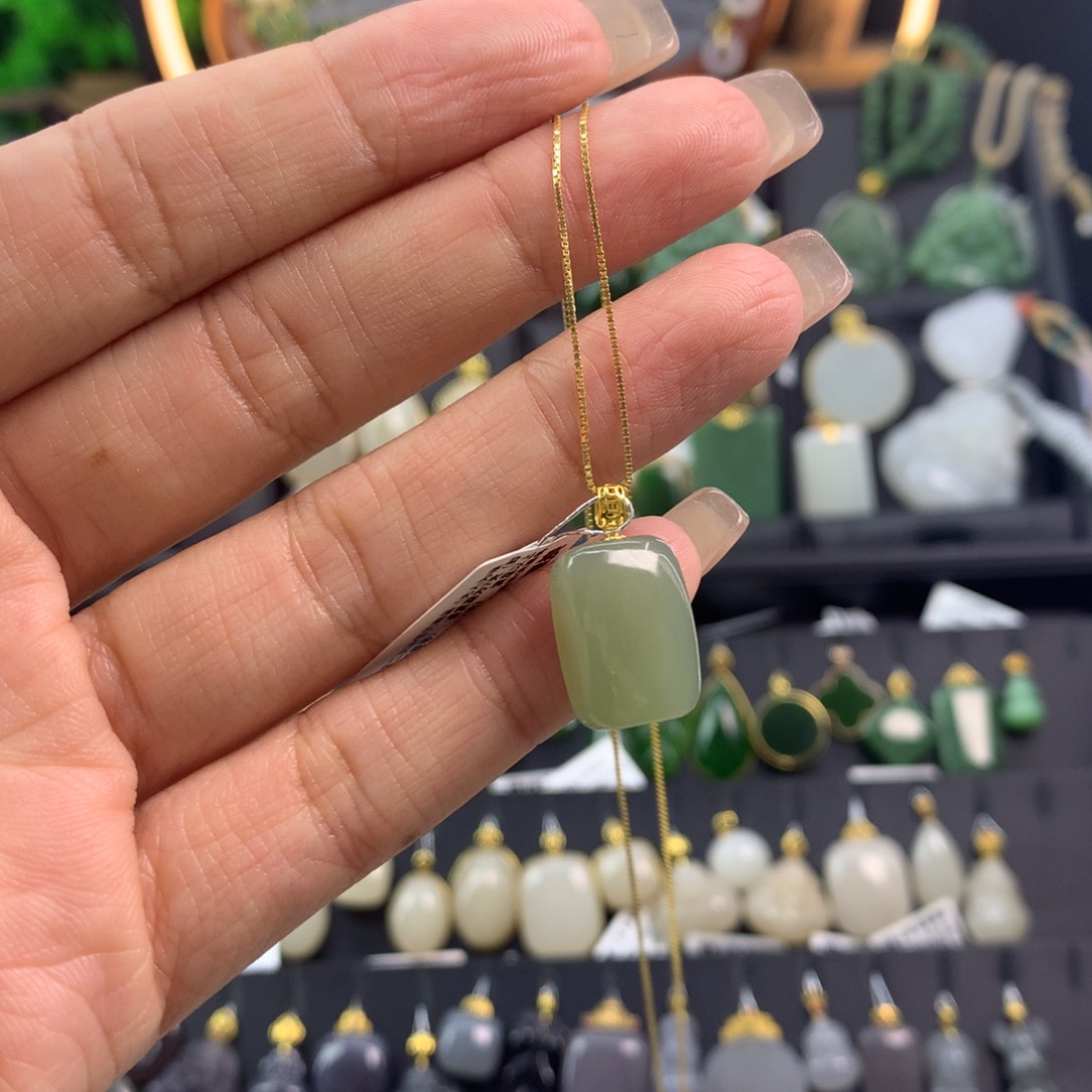 和田玉吊坠18K金镶嵌