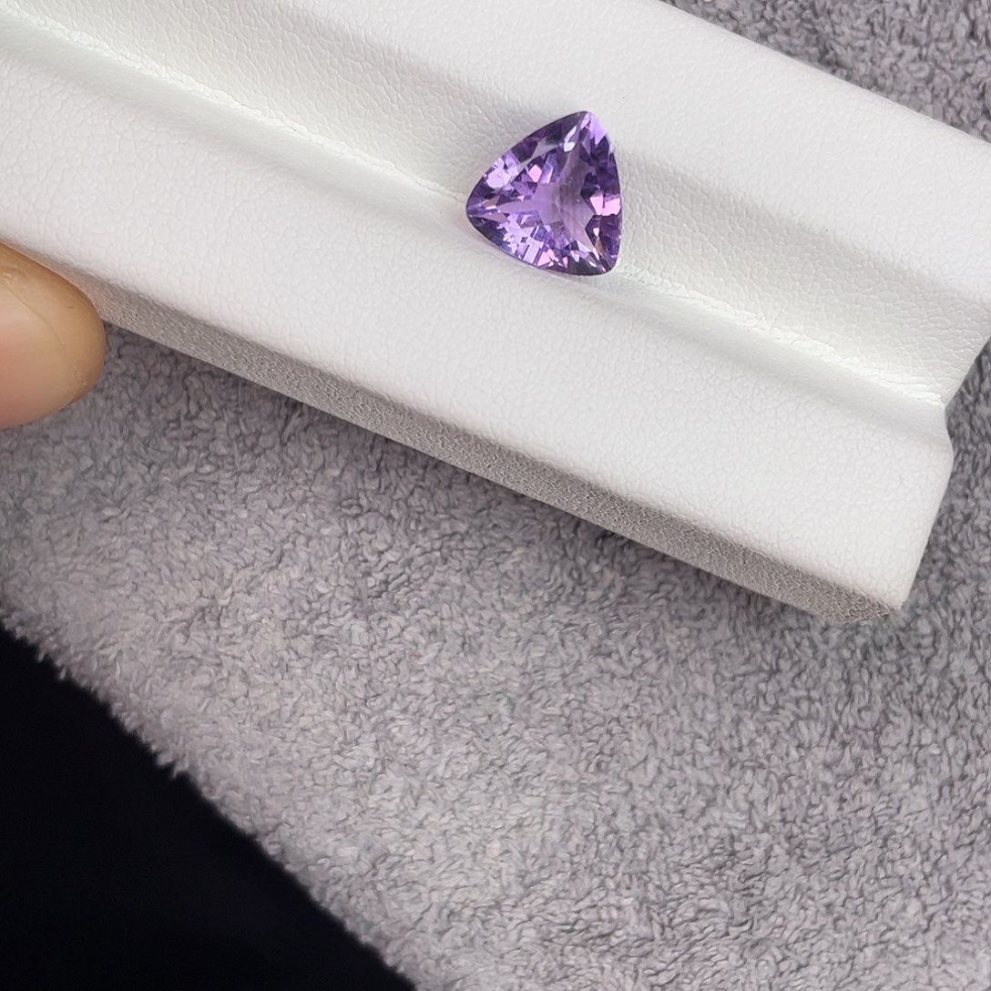 紫晶裸石未镶嵌2.98Ct。  