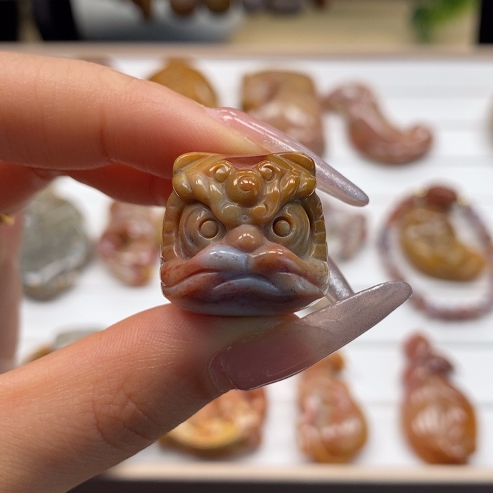 硅化玉颈饰未镶嵌舞狮吊坠孔。26号链接