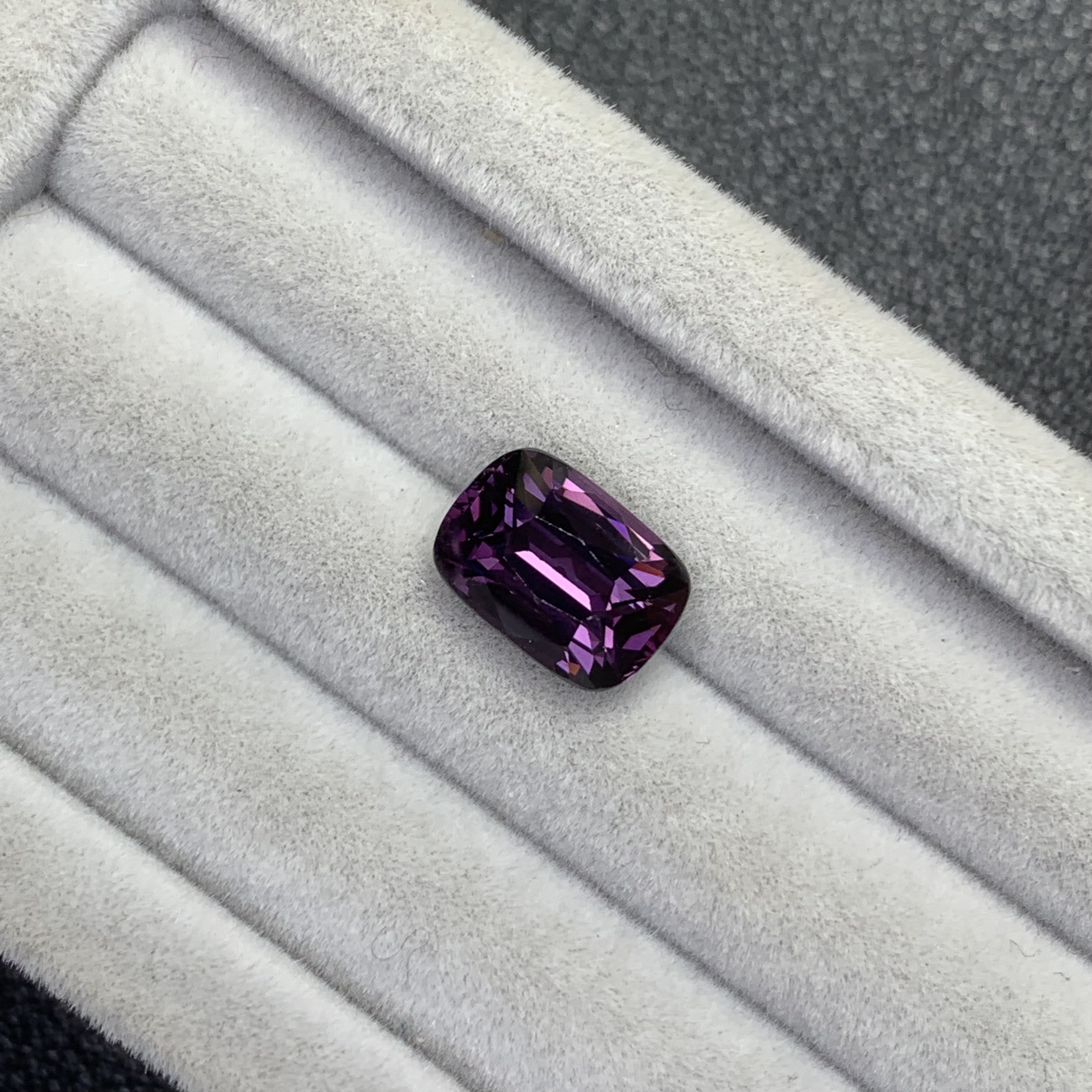 2.32ct 微瑕 天然金属紫色尖晶石 晶体干净颜色浓郁明亮 满火彩