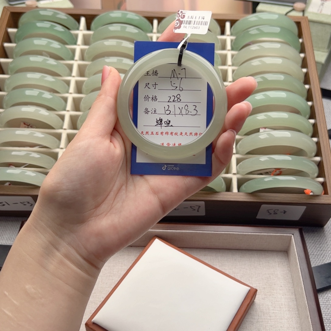 蜂***子石英岩玉未镶嵌手镯