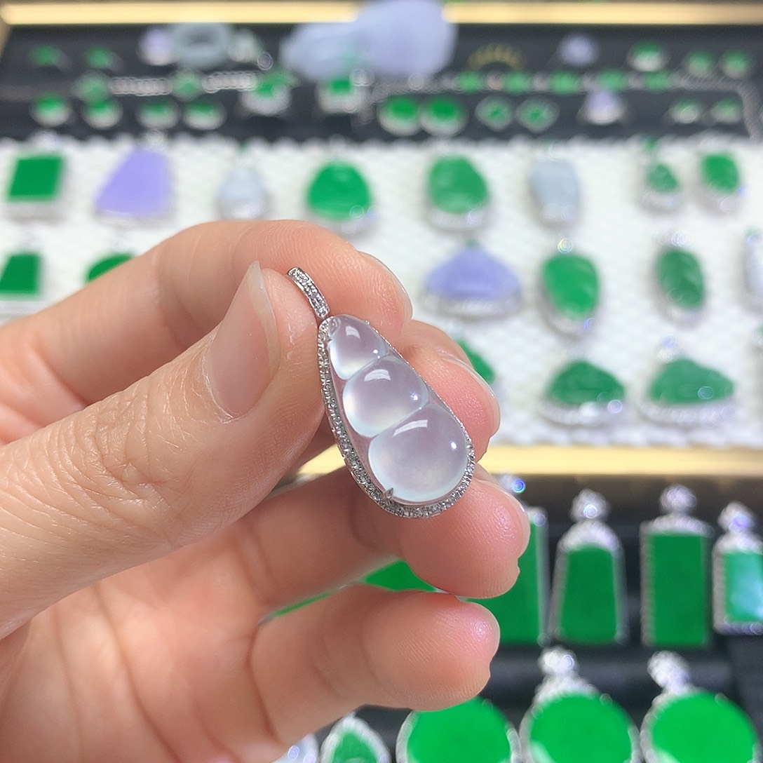 颈饰18K金镶嵌翡翠吊坠