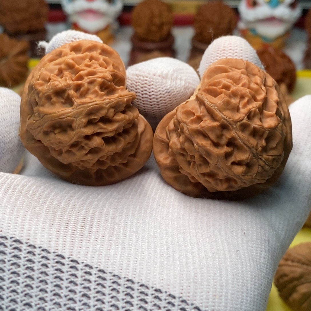 孙***白桃核把件宫灯核桃