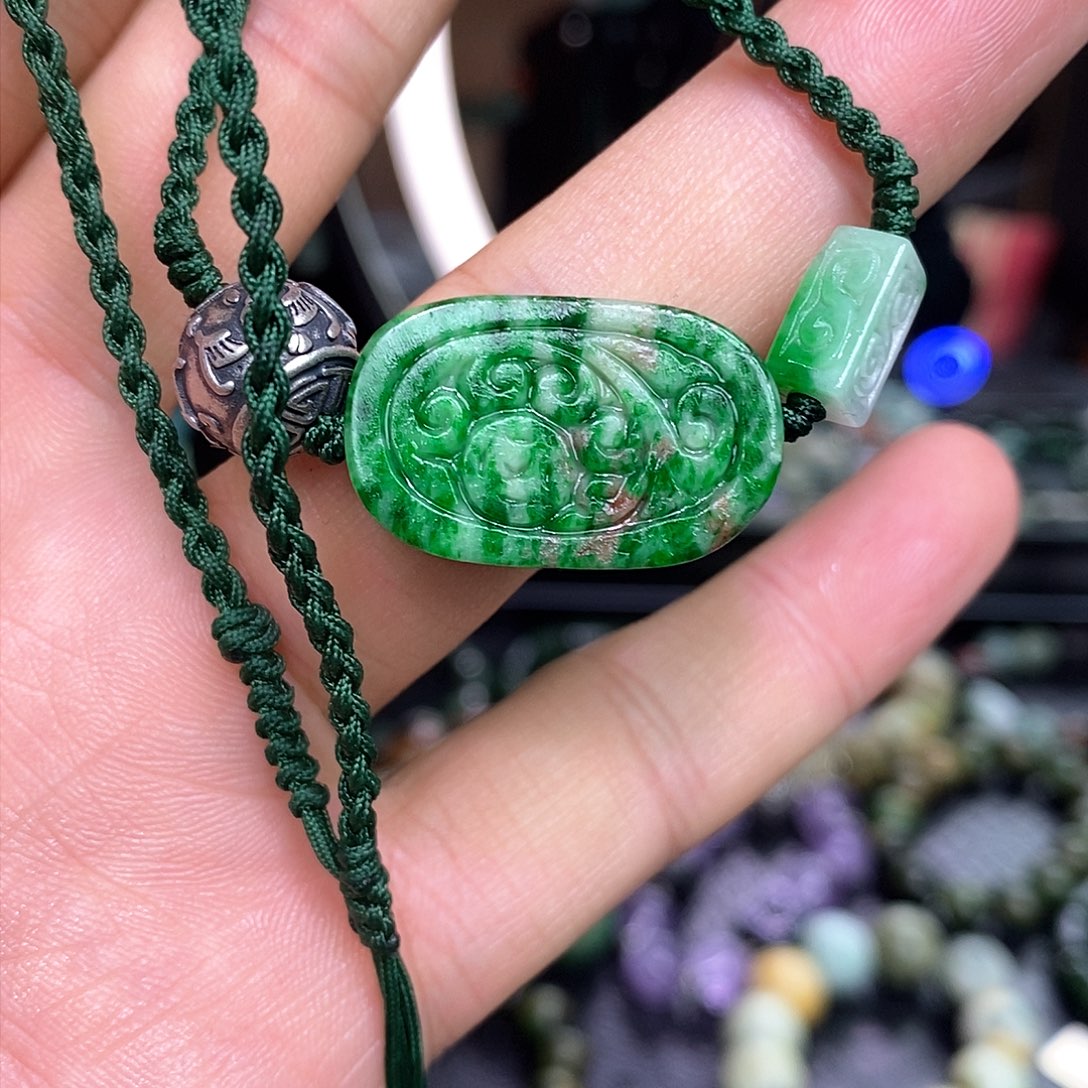 翡翠颈饰未镶嵌漂亮美眉