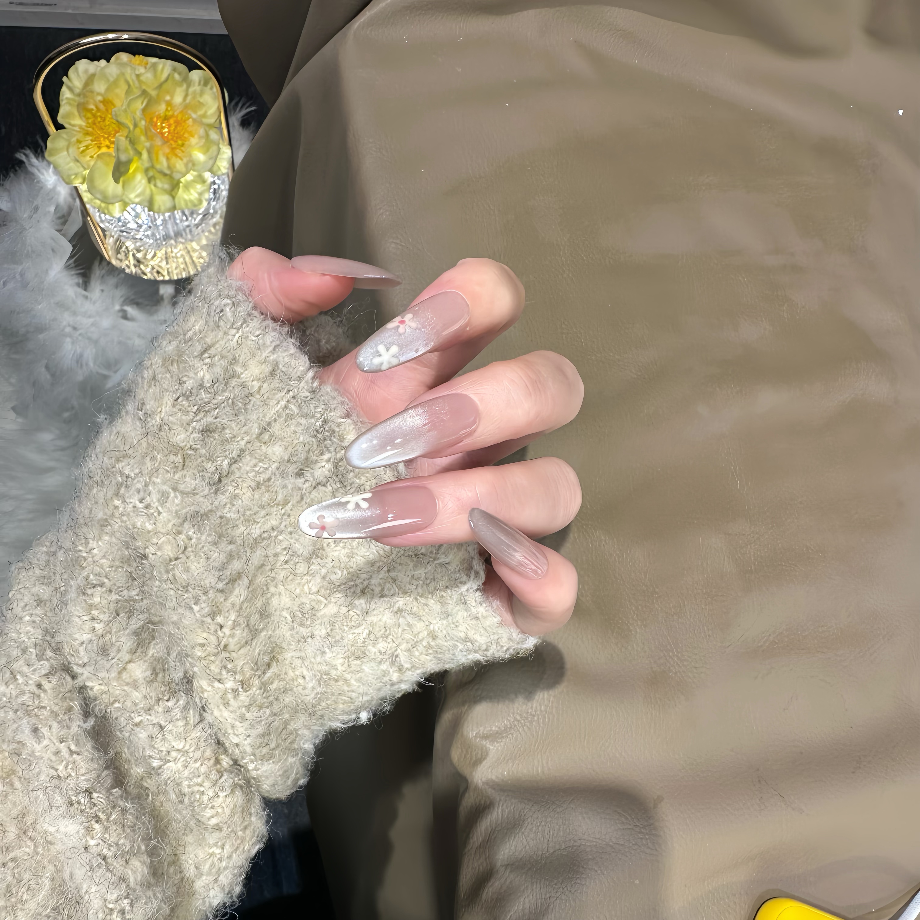 小花  极光猫眼裸色渐变追光短款穿戴甲显白日常美甲