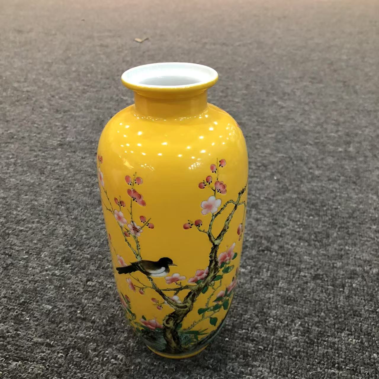 【景德】瓷画院 香中别有韵（花鸟）黄地粉彩赏瓶 陶瓷 chy0118