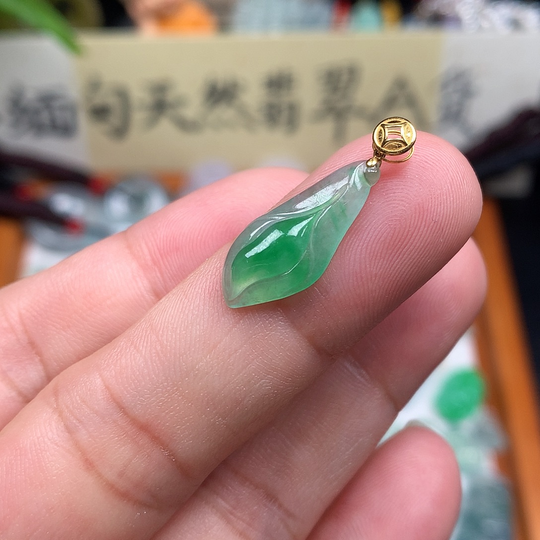 翡翠散珠缅甸天然A货翡翠阳绿玉兰花