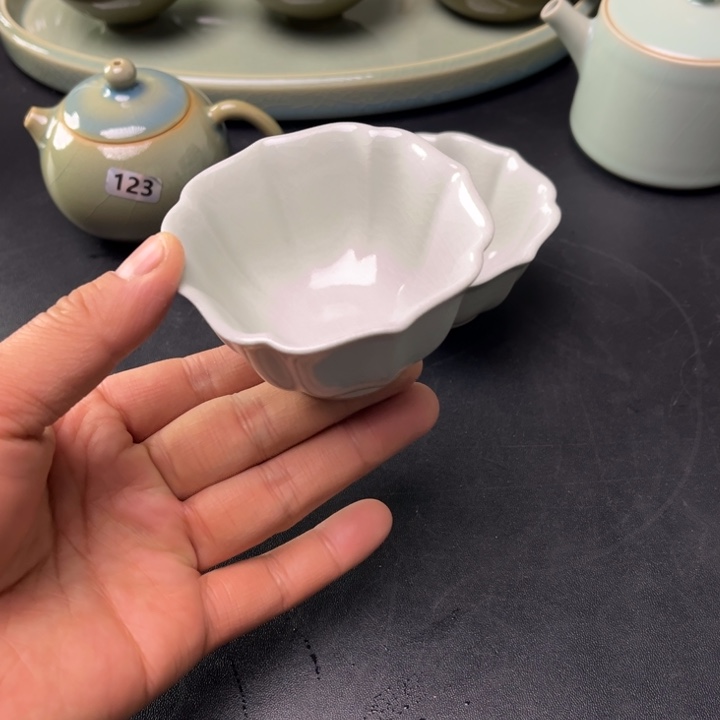 摆件宝相花月白釉体验